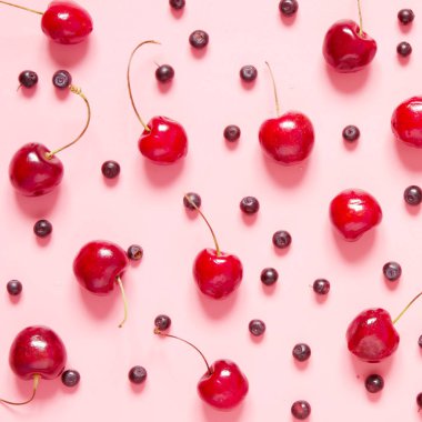 Pembe arka planda kiraz ve yaban mersini. Düz yatıyordu, üstten bak. - Resim