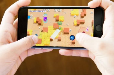 Yekaterinburg, Rusya-26 Temmuz 2019: çocuk iOS iPhone üzerinde SuperCell tarafından geliştirilen ve yayımlanan ücretsiz bir mobil oyun Dövüş yıldızları oynar. -Görüntü