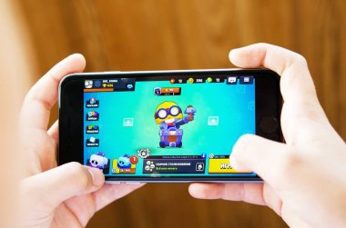 Yekaterinburg, Rusya-26 Temmuz 2019: çocuk iOS iPhone üzerinde SuperCell tarafından geliştirilen ve yayımlanan ücretsiz bir mobil oyun Dövüş yıldızları oynar. -Görüntü