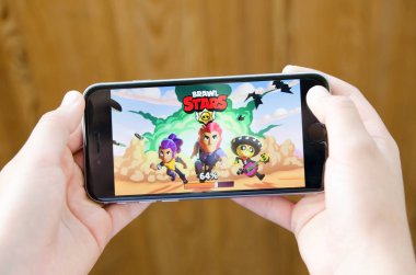 Yekaterinburg, Rusya-26 Temmuz 2019: çocuk iOS iPhone üzerinde SuperCell tarafından geliştirilen ve yayımlanan ücretsiz bir mobil oyun Dövüş yıldızları oynar. -Görüntü