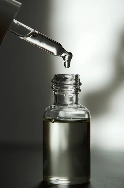 带移液器的化妆品或医用玻璃瓶 皮肤护理概念 自然坚硬的光 — 图库照片