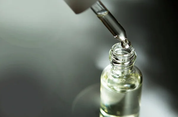 Kosmetyczna Lub Medyczna Szklana Butelka Pipetą Koncepcja Pielęgnacji Skóry Naturalne — Zdjęcie stockowe