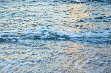 Gün batımında köpüklü su yüzeyi. Doğa arka plan konsepti. - Resim