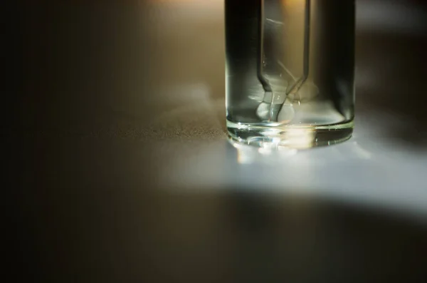 ピペットが付いている化粧品または医学のガラスのびん スキンケアコンセプト 自然なハードライト 深い影 — ストック写真