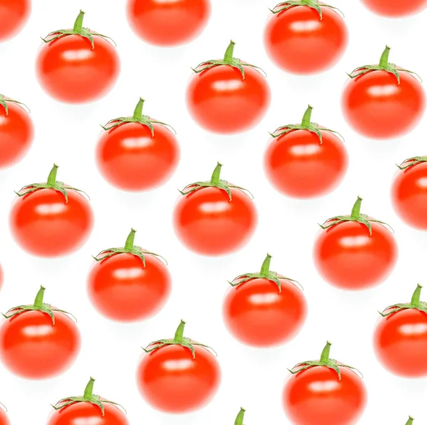 白い背景に赤いトマトのカラフルなパターン — ストック写真