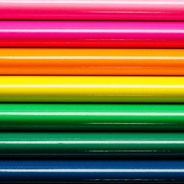 Beyaz arka planda izole edilmiş renkli kalemler. Yakından kapatın. - Resim