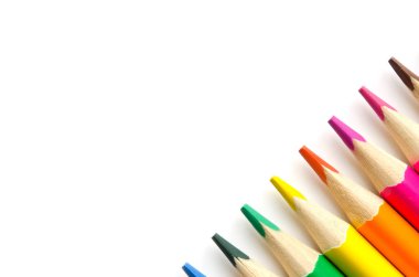 Beyaz arka planda izole edilmiş renkli kalemler. Yakından kapatın. Kopya alanı. - Resim