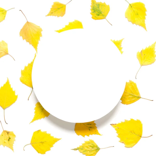 白い紙にテキストのためのスペースを持つ黄色の秋の葉の創造的なレイアウト モックアップ 上から見る — ストック写真