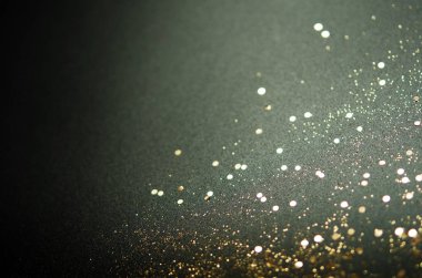 Siyah arka planda altın parıltılar. Şenlikli konsept. - Resim