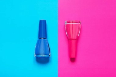 Renkli çivi çok renkli kağıt üzerinde şişe lehçe. Moda ve güzellik endüstrisi kavramı. - Resim