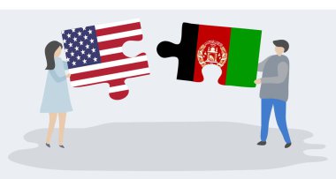 Amerikan ve Afgan bayrakları ile iki bulmaca parçaları tutan çift. Amerika Birleşik Devletleri ve Afganistan ulusal sembolleri birlikte.
