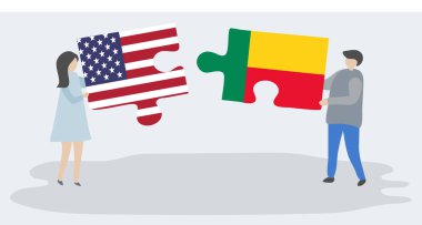 Amerikan ve Beninese bayrakları ile iki bulmaca parçaları tutan çift. Amerika Birleşik Devletleri ve Benin ulusal sembolleri birlikte.