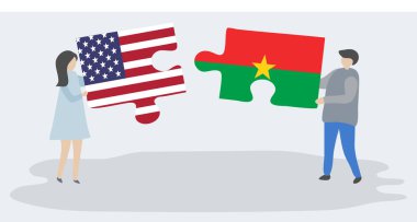 Amerikan ve Burkinabe bayrakları ile iki bulmaca parçaları tutan çift. Amerika Birleşik Devletleri ve Burkina Faso ulusal sembolleri birlikte.