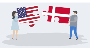 Amerikan ve Danimarka bayrakları ile iki bulmaca parçaları tutan çift. Amerika Birleşik Devletleri ve Danimarka ulusal sembolleri birlikte.