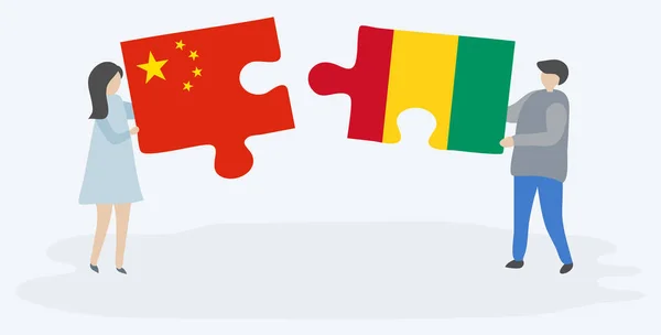一对夫妇拿着两块拼图 上面挂着中国国旗和几内亚国旗 中国和几内亚国家符号在一起 — 图库矢量图片