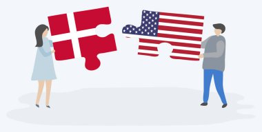 Çift Danimarka ve Amerikan bayrakları ile iki bulmaca parçaları tutan. Danimarka ve Amerika Birleşik Devletleri ulusal sembolleri birlikte.