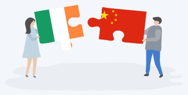 İrlanda ve Çin bayrakları ile iki bulmaca parçaları tutan çift. İrlanda ve Çin ulusal sembolleri birlikte.