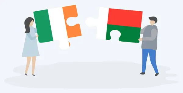 Ζευγάρι Που Κρατά Δύο Κομμάτια Παζλ Ιρλανδική Και Μαδαγασκάρης Σημαίες — Διανυσματικό Αρχείο