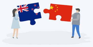 Nz ve Çin bayrakları ile iki bulmaca parçaları tutan çift. Yeni Zelanda ve Çin ulusal sembolleri birlikte.