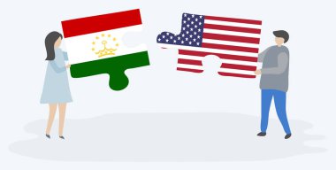 Tacikistani ve Amerikan bayrakları ile iki bulmaca parçaları tutan çift. Tacikistan ve Amerika Birleşik Devletleri ulusal sembolleri birlikte.