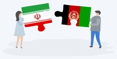 İran ve Afgan bayrakları ile iki bulmaca parçaları tutan çift. İran ve Afganistan ulusal sembolleri birlikte.