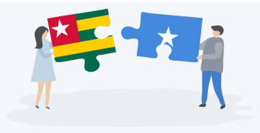 Togolese ve Somali bayrakları ile iki bulmaca parçaları tutan çift. Togo ve Somali ulusal sembolleri birlikte.