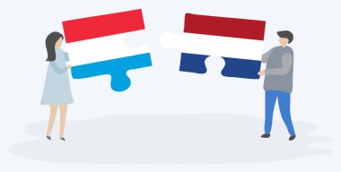 Lüksemburg ve Hollanda bayrakları ile iki bulmaca parçaları tutan çift. Lüksemburg ve Hollanda ulusal sembolleri birlikte.