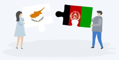 Çift Kıbrıs ve Afgan bayrakları ile iki bulmaca parçaları tutan. Kıbrıs ve Afganistan ulusal sembolleri birlikte.