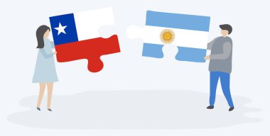 Şili ve Arjantin bayrakları ile iki bulmaca parçaları tutan çift. Şili ve Arjantin ulusal sembolleri birlikte.