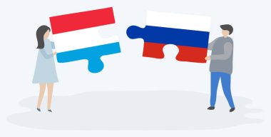 Lüksemburg ve Rus bayrakları ile iki bulmaca parçaları tutan çift. Lüksemburg ve Rusya ulusal sembolleri birlikte.