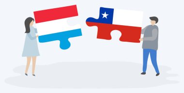 Lüksemburg ve Şili bayrakları ile iki bulmaca parçaları tutan çift. Lüksemburg ve Şili ulusal sembolleri birlikte.