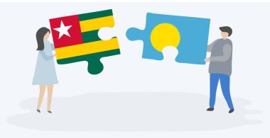 Togolese ve Palauan bayrakları ile iki bulmaca parçaları tutan çift. Togo ve Palau ulusal sembolleri birlikte.