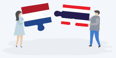 Hollanda ve Tay bayrakları ile iki bulmaca parçaları tutan çift. Hollanda ve Tayland ulusal sembolleri birlikte.