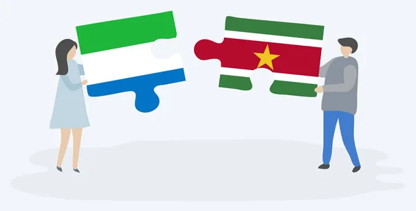 Pareja Sosteniendo Dos Piezas Rompecabezas Con Banderas Sierra Leona Suriname — Vector de stock