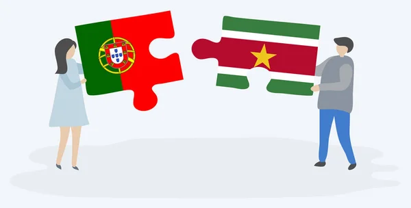 ポルトガルとスリナムの旗を持つ2つのパズルピースを保持しているカップル ポルトガルとスリナムのシンボル — ストックベクタ