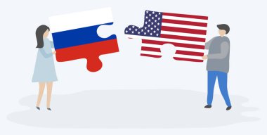 Rus ve Amerikan bayrakları ile iki bulmaca parçaları tutan çift. Rusya ve Amerika Birleşik Devletleri ulusal sembolleri birlikte.