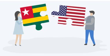 Togolese ve Amerikan bayrakları ile iki bulmaca parçaları tutan çift. Togo ve Amerika Birleşik Devletleri ulusal sembolleri birlikte.