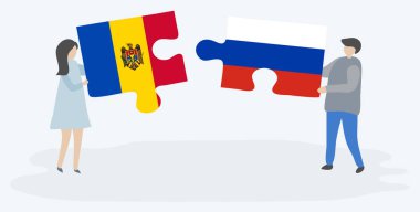 Moldova ve Rus bayraklarıyla iki bulmaca tutan çift. Moldova ve Rusya ulusal sembolleri birlikte.