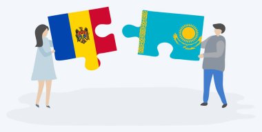 Moldova ve Kazak bayrakları ile iki bulmaca parçaları tutan çift. Moldova ve Kazakistan ulusal sembolleri birlikte.