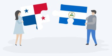 Panama ve Nikaragua bayrakları ile iki bulmaca parçaları tutan çift. Panama ve Nikaragua ulusal sembolleri birlikte.