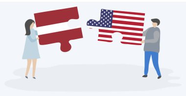 Leton ve Amerikan bayrakları ile iki bulmaca parçaları tutan çift. Letonya ve Amerika Birleşik Devletleri ulusal sembolleri birlikte.