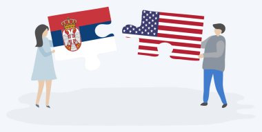 Sırp ve Amerikan bayrakları ile iki bulmaca parçaları tutan çift. Sırbistan ve Amerika Birleşik Devletleri ulusal sembolleri birlikte.