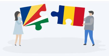 Seychellois ve Romen bayrakları ile iki bulmaca parçaları tutan çift. Seyşeller ve Romanya ulusal sembolleri birlikte.