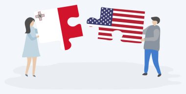 Malta ve Amerikan bayrakları yla iki bulmaca tutan çift. Malta ve Amerika Birleşik Devletleri ulusal sembolleri birlikte.