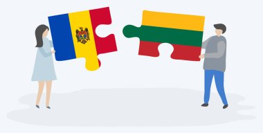 Moldova ve Litvanya bayrakları ile iki bulmaca parçaları tutan çift. Moldova ve Litvanya ulusal sembolleri birlikte.