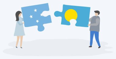 Mikronezya ve Palauan bayrakları ile iki bulmaca parçaları tutan çift. Mikronezya ve Palau ulusal sembolleri birlikte.