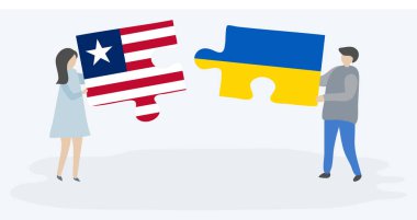 Liberya ve Ukrayna bayrakları ile iki bulmaca parçaları tutan çift. Liberya ve Ukrayna ulusal sembolleri birlikte.