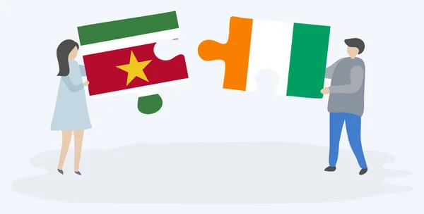 Pareja Sosteniendo Dos Piezas Rompecabezas Con Banderas Suriname Costa Marfil — Vector de stock