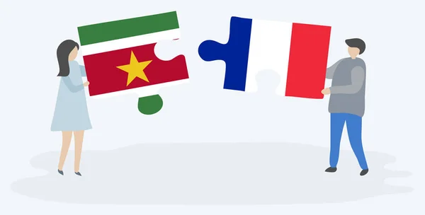Pareja Sosteniendo Dos Piezas Rompecabezas Con Banderas Suriname Francia Surinam — Vector de stock