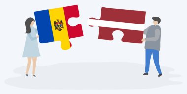 Moldova ve Leton bayraklarıile iki bulmaca parçası tutan çift. Moldova ve Letonya ulusal sembolleri birlikte.